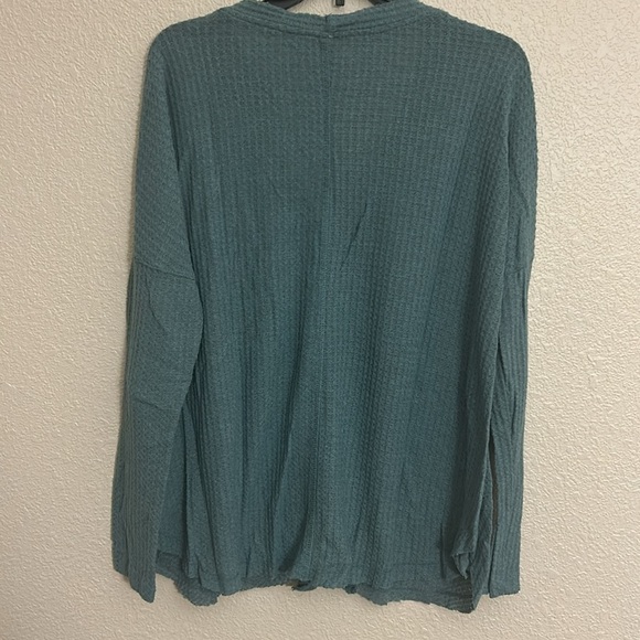 Women’s green long sleeve waffle knit top size M/L. - Picture 4 of 6